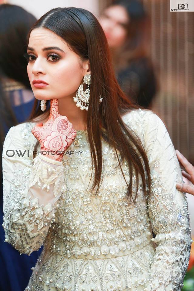 Awesome Photos of Aiman khan with her Parents and Siblings on her Wedding Day